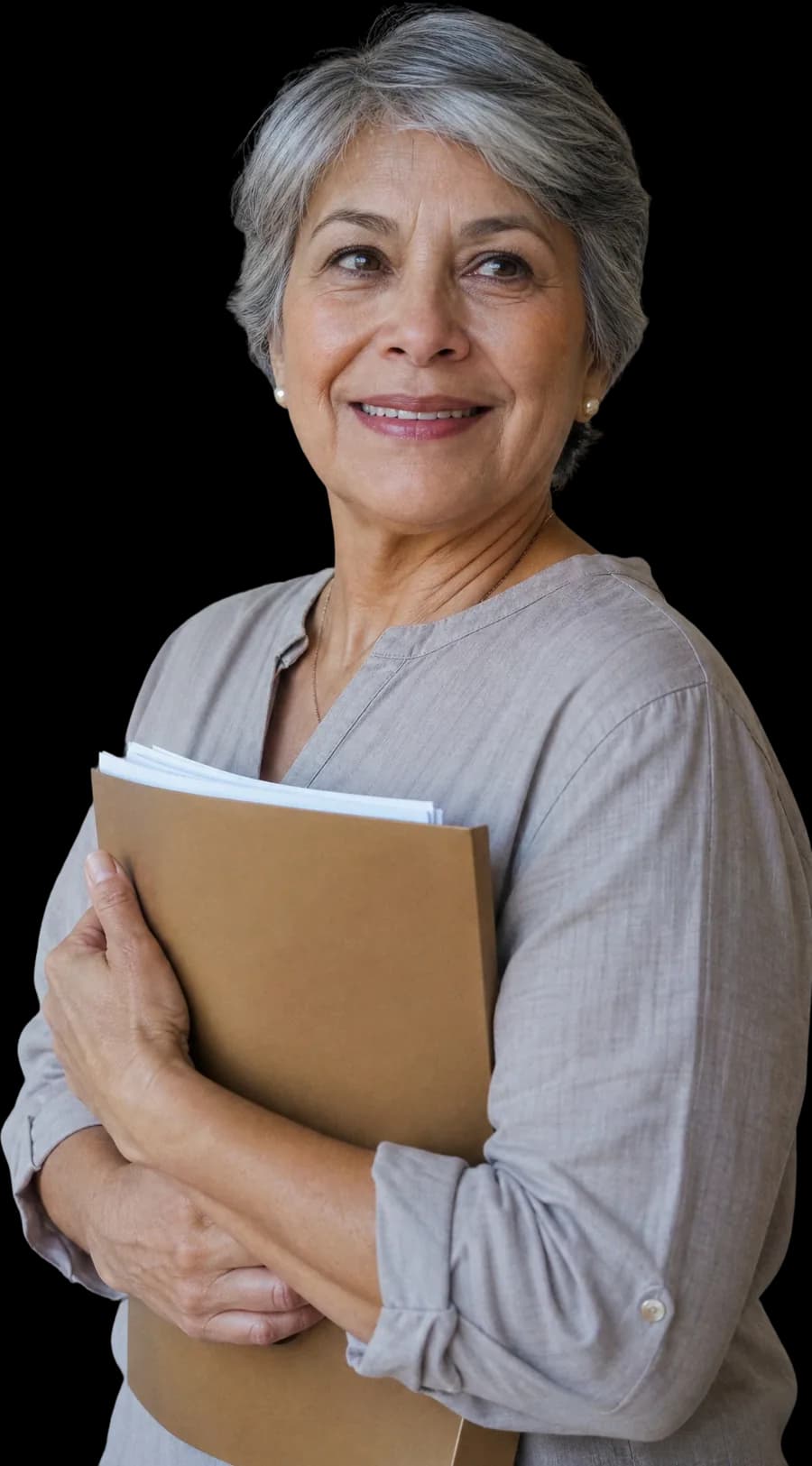 Professora aposentada sorrindo, com uma pasta de documentos nos braços