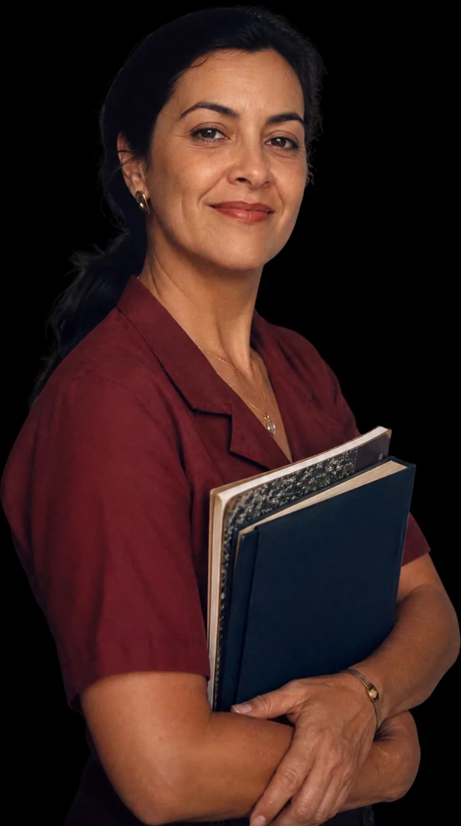 Professora sorrindo, com livros e uma pasta nos braços